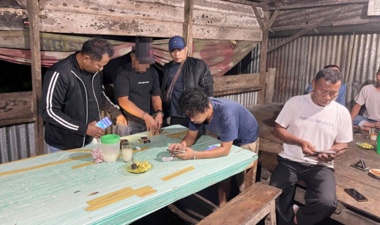 3 Pelaku Judi Togel Online Diciduk di Warung 1 JUDI ONLINE— Tim Satreskrim Polres Pasbar saat meringkus salah satu pelaku judi togel online.