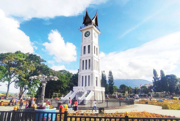 Pemko Bukittinggi Upayakan Dentang Jam Gadang Terdengar Lebih Jauh 1 JAM GADANG— Pemerintah Kota Bukittinggi mengupayakan agar suara dentang Jam Gadang bisa terdengar lebih jauh jangkauannya. Hal ini disampaikan Pjs Wako Hani Syopiar saat memeriksa kondisi terkini bangunan ikonik itu.