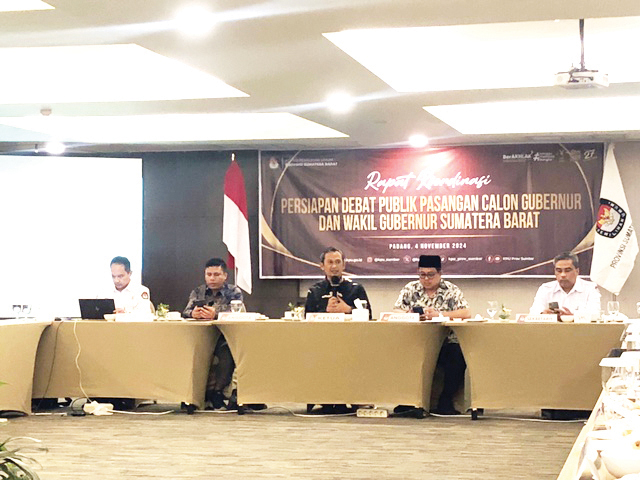 Jelang Debat Publik Cagub-Cawagub, KPU Sumbar Matangkan Persiapan 1 RAPAT PERSIAPAN— KPU Sumbar menggelar rakor persiapan debat publik calon gubernur dan wakil gubernur, Senin (4/11).