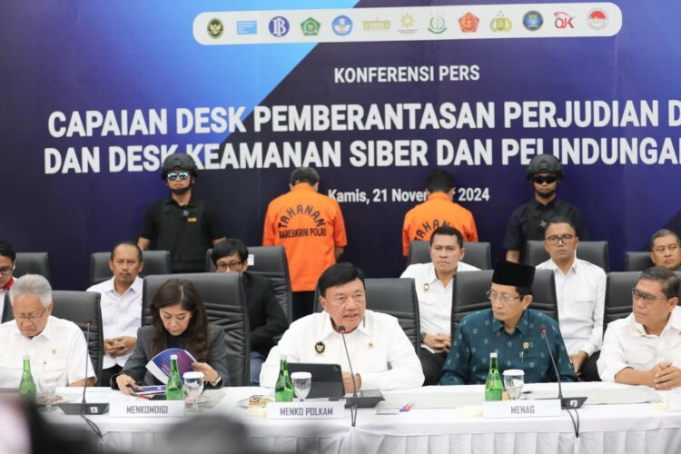 Indonesia sudah Darurat Judi Online, Putaran Uang Rp 900 Triliun, Pemainnya Didominasi Kelas Menengah ke Bawah 1 HASIL KERJA— Menko Polkam Budi Gunawan bersama sejumlah menteri dan pimpinan lembaga menyampaikan hasil kerja desk pemberantasan judi online.