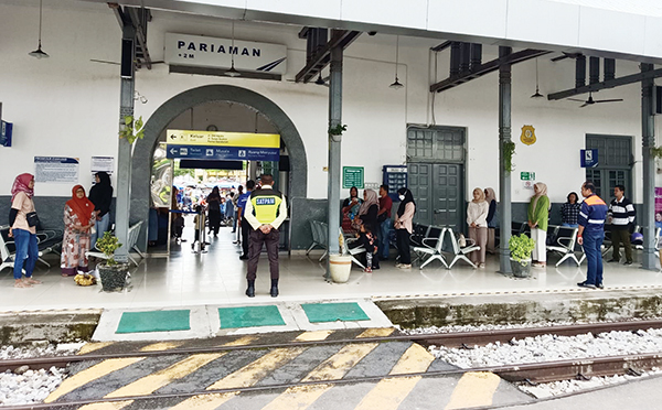 Tiap Pukul 10.00 Pagi, KAI Ajak Penumpang Berdiri saat Lagu Indonesia Raya Diputar di Stasiun 1 MOMEN INDONESIA RAYA BERKUMANDANG— Sejumlah pekerja di Stasiun Kereta Api Pariaman, serta penumpag mengambil sikap sempurna dengan berdiri tegak saat lagu Indonesia Raya berkumandang.
