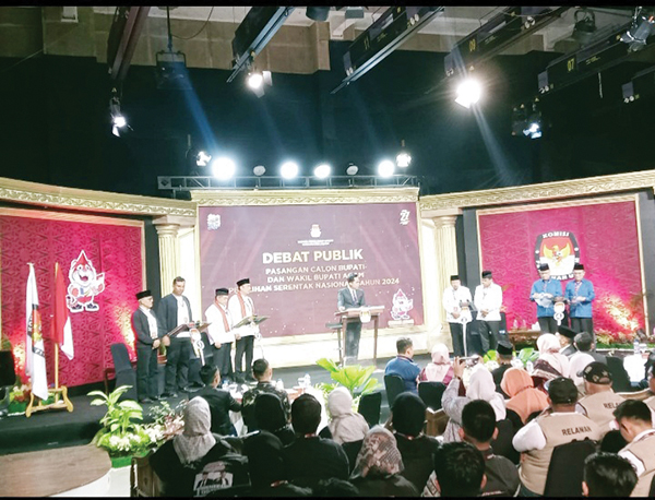 DEBAT PUBLIK— Komisi Pemilihan Umum (KPU) Kabupaten Agam, menggelar debat publik putaran kedua pemilihan kepala daerah (Pilkada) 2024, Sabtu (16/11) malam.