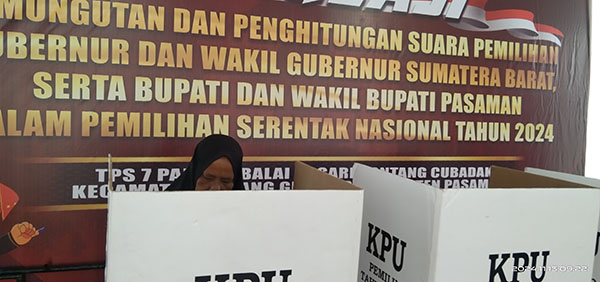 Pasaman Mantapkan Persiapan Pilkada 2024 Lewat Simulasi TPS 1 PENCOBLOSAN— Salah satu pemilih melaksanakan pencoblosan saat kegiatan simulasi pemungutan dan penghitungan suara yang digelar oleh KPU Pasaman, Rabu (13/11).