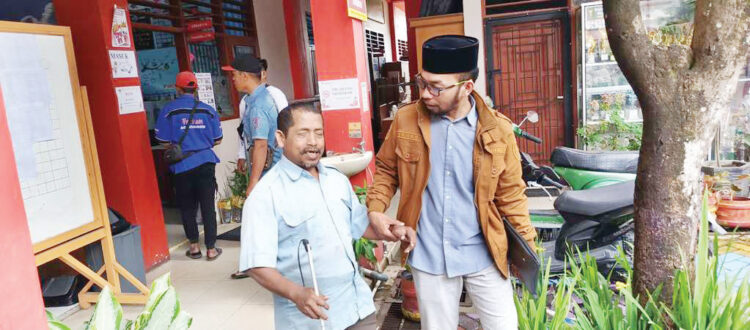 MONITORING— Ketua Divisi Hukum dan Pengawasan KPU Kota Bukittinggi, Rifa Yanas saat memonitoring pelaksanaan Pilkada Kota Bukittinggi 2024.