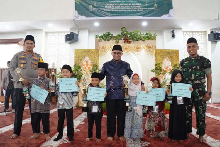 Kafilah Silaing Bawah Juara Umum MTQ XLI-2024 1 FOTO BERSAMA—Pj Sekdako Winarno foto bersama dengan para kafilah yang sukses dalam perlombaan MTQ XLI-2024.