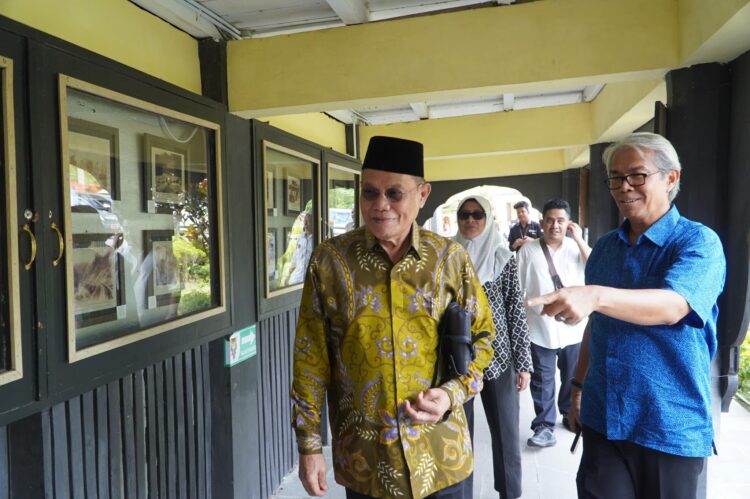 KUNJUNGI MUSEUM— Presiden Malaysian Association of Tour and Travel Agents (MATTA), Dato’ Seri Muh Khalid beserta Istri, Akhnidar Binti Ahmad kunjungi Museum Bustanil Arifin Pusat Dokumentasi dan Informasi Kebudayaan Minangkabau (PDIKM).