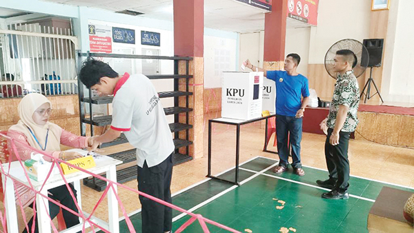 829 WBP Lapas Padang Mencoblos di Pilkada Serentak, Kalapas Pastikan Tidak Ada Intervensi untuk Memilih Calon 1 GUNAKAN HAK SUARA— Sejumalah Binaan Pemasyarakatan (WBP) Lapas Kelas II A Padang menyalurkan hak pilihnya pada Pilkada Serentak pada Rabu (27/11).