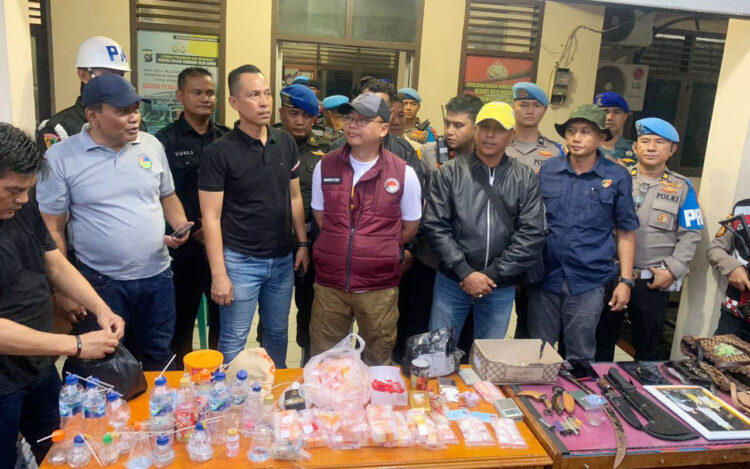 Polda Sumbar Gerebek Kampung Narkoba Pasar Gaung, Empat Orang Positif Konsumsi Sabu, Tiga Negatif 1 KAMPUNG NARKOBA— Dirresnarkoba Polda Sumbar Kombes Pol Nicko A Setiawan saat konferensi pers usai melakukan penggerebekan di Pasar Gaung yang diduga sebagai kampung narkoba.