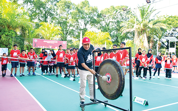 Kejurnas Junior TdP Semen Padang Tennis Tournament 2024, 183 Atlet dari 39 Klub Sumatera dan Jawa Bersaing 1 PEMBUKAAN KEJURNAS— Direktur Keuangan & Umum PT Semen Padang Oktoweri, memukul gong tanda dibukanya Kejurnas Junior TdP Semen Padang Tennis Tournament 2024, di Lapangan Tenis Terbuka PT Semen Padang, Rabu (20/11).