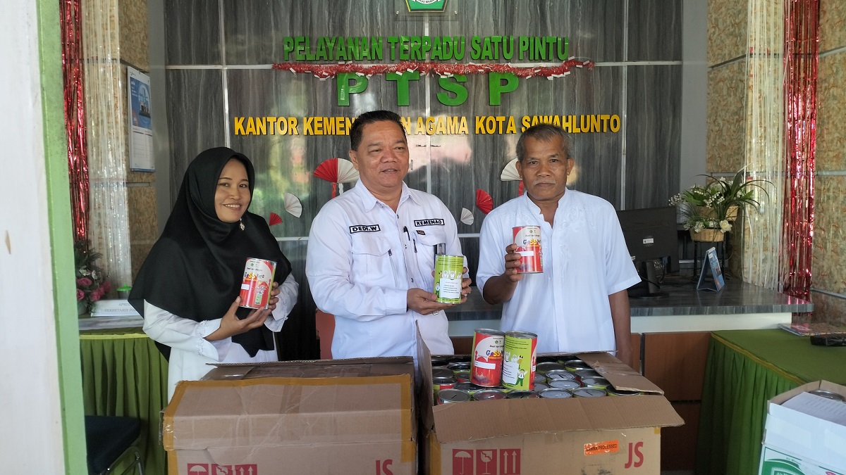 Kemenag Sawahlunto Dedi Wandra berikan 423 celengan kepada MAN 1 Sawahlunto