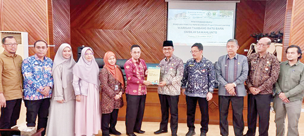MODUL AJAR WTBOS—Ketua Tim Kerja WTBOS Kementerian Kebudayaan, Yayuk Sri Budi Rahayu melakukan serah terima Modul Ajar WTBOS kepada Kadisdik Sumbar Barlius, didampingi Kepala Balai Pelestarian Kebudayaan Wilayah III Undri, Kepala Dinas Kebudayaan Kota Sawahlunto Hilmed, Sekretaris Dinas Kebudayaan Sumbar Yayat Wahyudi.