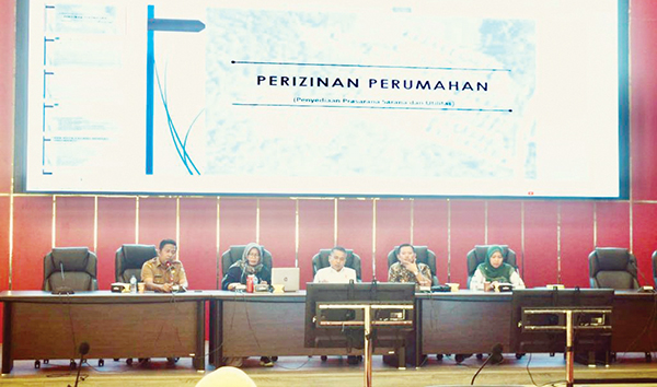 SOSIALISASI— Staf Ahli Bidang Hukum dan Politik Setdako Padang Habibul Fuadi, membuka Sosialisasi Peningkatan Pembangunan Rumah Subsidi Melalui Bantuan PSU Perumahan, Selasa (26/11) di Balai Kota Padang, Aie Pacah.