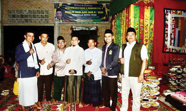 Ketua DPRD Muharlion Hadiri Maulid Nabi di Batipuah Panjang 1 PERINGATAN MAULID— Ketua DPRD Padang Muharlion saat menghadiri peringatan Maulid Nabi Muhammad SAW, didampingi ketua panitia Mardianto, pimpinan Iman Mushallla Nurul Iman Zulbaidi, Minggu (10/110 Malam.