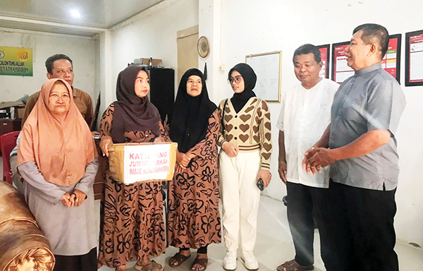 Yayasan Mutathahhirin Rawang Gelar Jumat Berkah 1 JUMAT BERKAH— Ketua Pembina Yayasan Masjid Mutathahhirin Rawang Fezri Fernando bersama pengurus lainnya saat mengumpulkan sumbangan dari donatur untuk kegiatan Jumat Berkah di masjid tersebut.