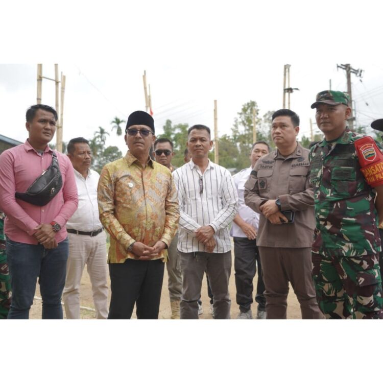 Pemkab Pantau Langsung Pelaksanaan Pilkada Serentak di Solsel 1 KUNJUNGI—
Bupai Solok Selatan Khairunas saat mengunjungi salah satu TPS bersama pihak terkait.