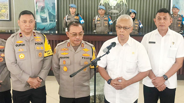 BERI KETERANGAN— Ketua Harian Kompolnas RI, Irjen Pol (Purn) Arief Wicaksono Sudiutomo memberikan keterangan 
terkait tujuannya mendatangi Polda Sumbar.