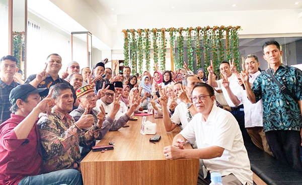 Jaga UMKM Lokal, Iqbal-Amasrul Komit tak Beri Izin Ritel Franchise Masuk Kota Padang 1 MENJAGA KEARIFAN LOKAL— Calon Wali Kota Padang nomor urut 2 Muhammad Iqbal saat melakukan silaturahmi dengan pengusaha-pengusaha retail yang ada di Kota Padang, akhir pekan lalu.