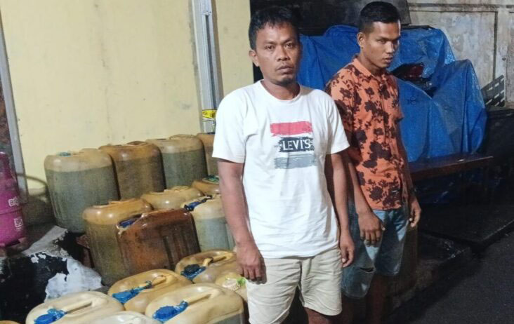 2 Pelaku Mafia BBM Bersubsidi Ditangkap, Polisi Sita 33 Jeriken Bio Solar 1 MAFIA BBM— Dua pelaku mafia BBM Bersubsidi ditangkap jajaran Satreskrim Polresta Padang.