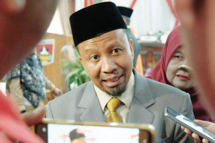 MAKNAI 
SUMPAH PEMUDA— 
Ketua DPRD Bukittinggi, H. Syaiful Efendi, mengajak masyarakat, khususnya pemuda, untuk memaknai Hari Sumpah Pemuda sebagai momentum persatuan bangsa.