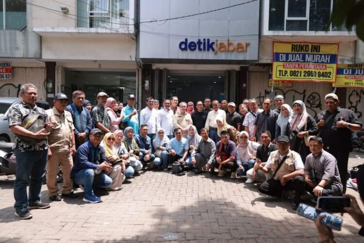 FOTO BERSAMA— Management detikjabar foto bersama dengan para wartawan Tanah Datar saat study komparatif  bersama Dinas Kominfo.