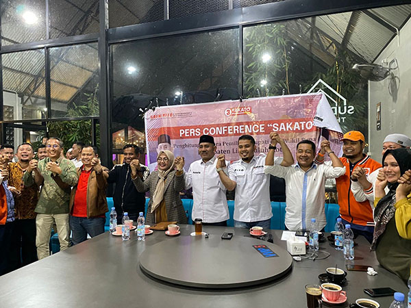 Mengejutkan, Safni-Rito Tumbangkan Patahana Dipilkada Lima Puluh Kota 1 BERSAMA—Safni-Rito bersama partai pendukung dan relawan saat pers conference bersama awak media terkait hasil Pilkada.