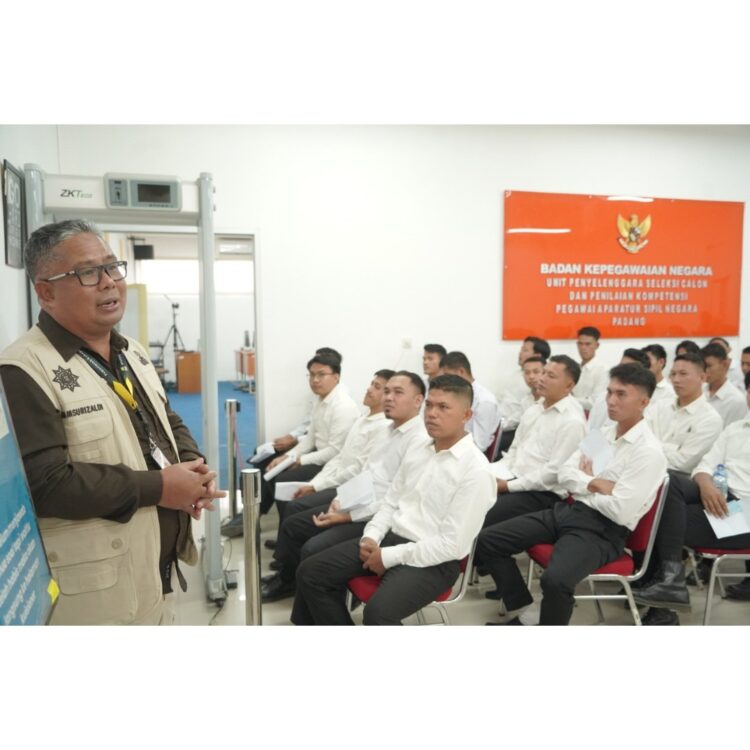 Motivasi Peserta Tes CPNS, Sekda: Selamat Berjuang 1 MOTIVASI— Sekretaris Daerah Solok Selatan H. Syamsurizaldi saat berikan motvasi pada anak anak muda Solsel yang ikut tes
SKD di titik lokasi UPT BKN Padang.