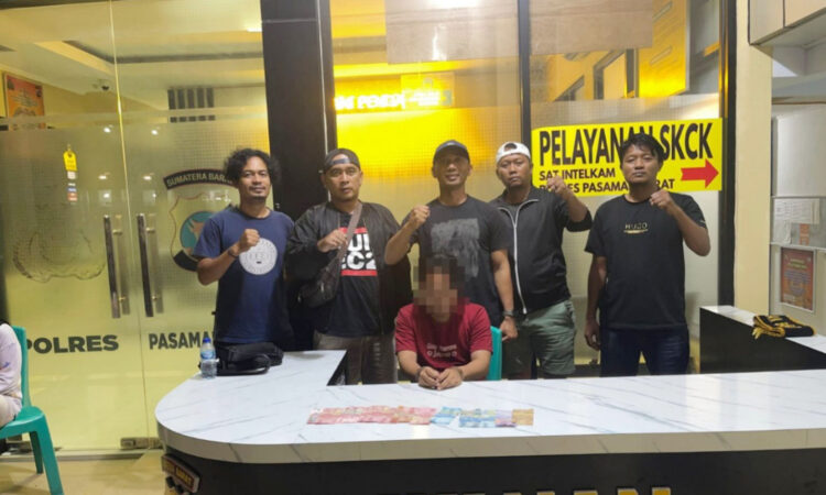 Mama Muda Dijual ke Lelaki Hidung Belang, Mucikari Ditangkap, Cari Pelanggan Lewat Medsos, Pasang Tarif Rp 1 Juta, Pelaku dapat Rp 200 Ribu 1 MUCIKARI— Pelaku IM yang diduga sebagai mucikari ditangkap
jajaran Satreskrim Polres Pasbar di penginapan.