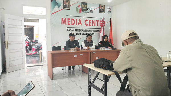 Bawaslu Provinsi Sumbar Petakan 20 Petensi TPS Rawan 1 jumpa Persnya--Muhammad Khadafi Komisioner Bawaslu Sumbar didampingi Ketua Bawaslu Kota Sawahlunto Junaidi Antoni dalam jumpa Persnya.