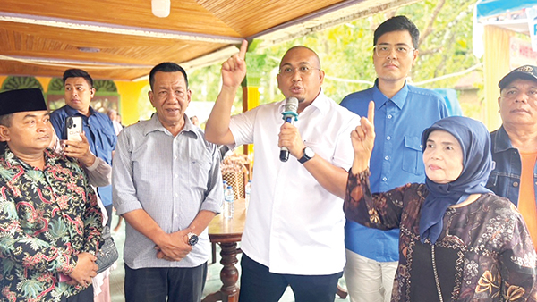 Andre Rosiade: RA-Nasta Calon Pilihan Prabowo, Siapkan Pembangunan Besar di Pessel 1 MENANGKAN RA-NASTA— Ketua DPD Partai Gerindra Sumbar Andre Rosiade menghadiri kampanye calon Bupati dan Wakil Bupati Pessel nomor urut 1 Rusma Yul Anwar dan Nasta Abit di Kecamatan Sutera, Kabupaten Pessel, Kamis (22/11).
