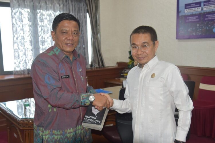 PPID Kota Pariaman Dinilai Tim Faktual Badan Publik KI Sumbar 1 SAMBUT— Pj Sekdako Pariaman Yaminu Rizal, menyambut Ketua KI Sumbar, Musfi Yendra yang melakukan verifikasi faktual terhadap PPID Kota Pariaman.