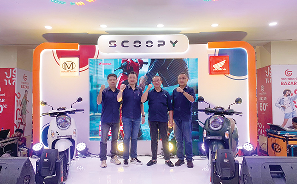 PELUNCURAN NEW HONDA SCOOPY— Jajaran managemen PT Menara Agung foto bersama dengan New Honda Scoopy saat peluncuran di salah satu pusat perbelanjaan di Kota Padang, Sabtu (16/11).