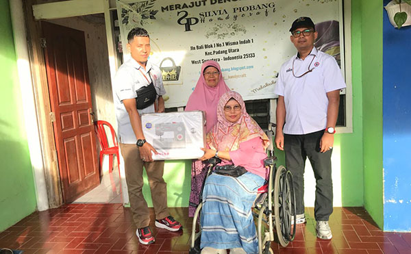 DUKUNG PEMBERDAYAAN PENYANDANG DISABILITAS— Tim PT Semen Padang menyerahkan bantuan kepada Silvia, difabel fisik berupa  mesin jahit portabel, bahan dan benang jahit, di rumah sekaligus tempat usaha Silvia Piobang Handycraft di Wisman Indah I Jalan Bali No.J 1, Ulak Karang Utara, Kecamatan Padang Utara.