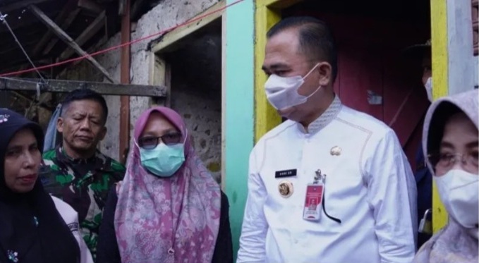 Pastikan Layanan Optimal, Pjs Wako Bukittinggi Kunjungi Warga Positif TB 1 TINJAU— Pjs Wali Kota Bukittinggi, Hani Syopiar Rustam, didampingi Kepala Dinas Kesehatan, Linda Faroza, turun langsung ke lapangan untuk meninjau kondisi rumah penderita TB.