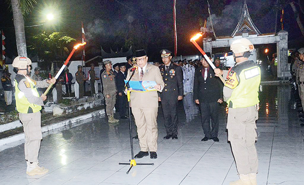 Generasi Muda Diajak Mencintai dan Meneladani Perjuangan Pahlawan 1 RENUNGAN SUCI— Penjabat (Pj) Wali Kota Padang Andree Algamar, memimpin Apel Kehormatan dan Renungan Suci serta tabur bunga, di Taman Makam Pahlawan (TMP) Kuranji, Minggu (10/11) pukul 00.00 dinihari WIB.