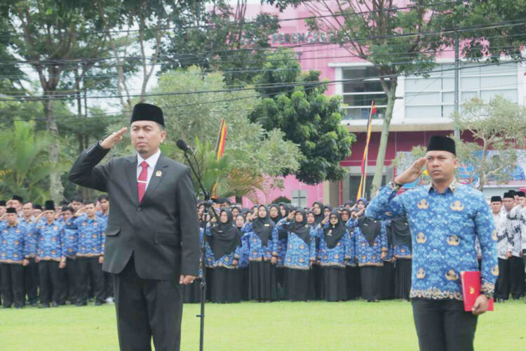 UPACARA BENDERA— Dipimpin oleh Ketua DPRD Ilham Lc MA, Pemkab Agam menggelar upacara bendera peringatan HUT ke-53 Korpri di halaman Kantor Bupati Agam, Jumat (29/11).