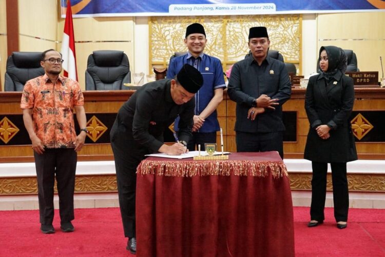 Pemko dan DPRD Padang Panjang Sepakat Sahkan APBD Tahun Anggaran 2025 1 TANDATANGAN— Penjabat (Pj) Wali Kota Sonny Budaya Putra tandatangani kesepakatan pengesahan APB Tahun Anggaran 2025, disaksikan pimpinan DPRD Padang Panjang.