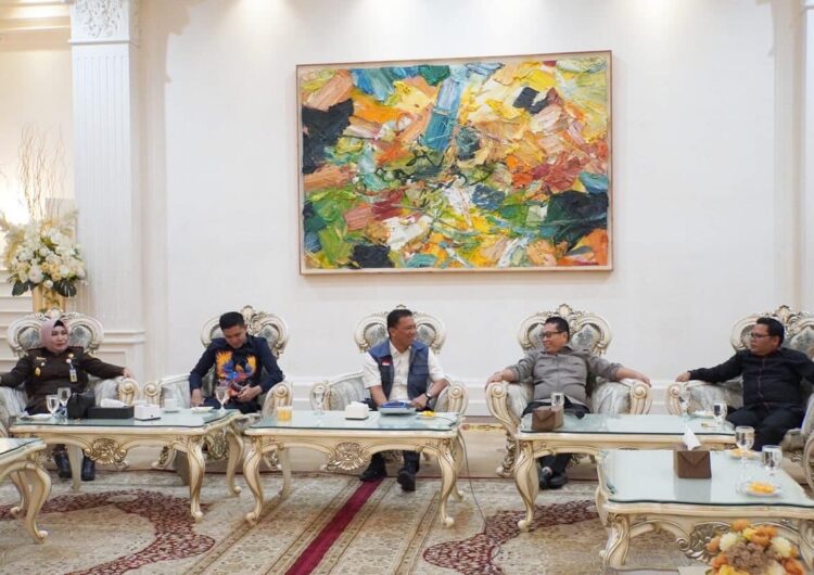 Pemprov Sumbar, Puji Pelaksanaan Pilkada di Padang Panjang Berjalan Kondusif 1 SAMBUT—Penjabat (Pj) Wali Kota, Sonny Budaya Putra, AP, M.Si, Ketua DPRD, Imbral, SE, Kepala Kejaksaan Negeri, Jerniaty, MH, Kapolres, AKBP Kartyana Widyarso Wardoyo Putro, SIK, MAP, serta sejumlah pejabat lainnya asmbut kedatangan tim Provinsi Sumbar.