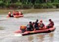 Jatuh ke Sungai, Perangkat Nagari di Pessel Hilang, Motornya Ditemukan di Bawah Jembatan 11 Jatuh ke Sungai, Perangkat Nagari di Pessel Hilang, Motornya Ditemukan di Bawah Jembatan