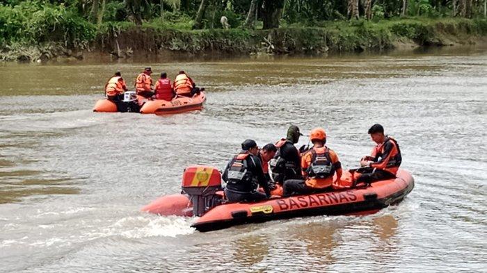Jatuh ke Sungai, Perangkat Nagari di Pessel Hilang, Motornya Ditemukan di Bawah Jembatan 1 PENCARIAN—
Tim SAR gabungan melakukan pencarian terhadap seorang Perangkat Kantor Nagari Kambang Barat yang hilang di sungai Kecamatan Batang Kapas.