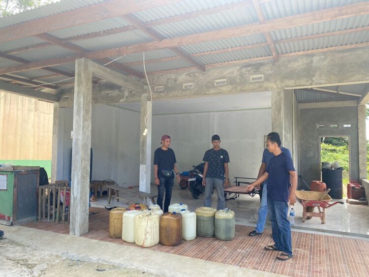 Polisi Ciduk Dua Pelaku Penjual BBM Eceran, 1.400 Liter Pertalite dan Mobil Pikap Diamankan 1 AMANKAN BBM— Petugas Polres Mentawai berhasil mengamankan 1.400 liter BBM jenis Pertalite atau 11 jeriken, di jalan raya Sipora, Desa Gosoinan, Kecamatan Sipora Utara.