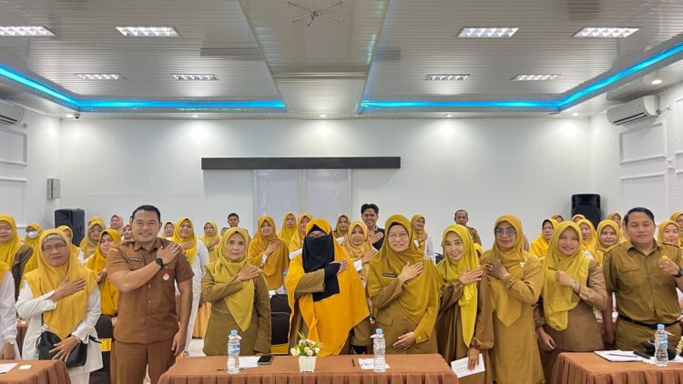 Salah Satu Program Prioritas, Pemko Pelototi Derajat Kesehatan Masyarakat Kota Solok 1 foto bersama—
Kepala Dinas Kesehatan Kota Solok, Elvi Rosanti usai berikan arahan dilanjutkan dengan foto bersama.