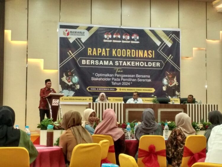 Pentingnya Partisipasi Stakeholder dalam Pengawasan Pilkada 1 RAPAT KOORDINASI— Komisioner Bawaslu Limapuluh Kota David Alexsande saat membuka kegiatan rapat koordinasi.