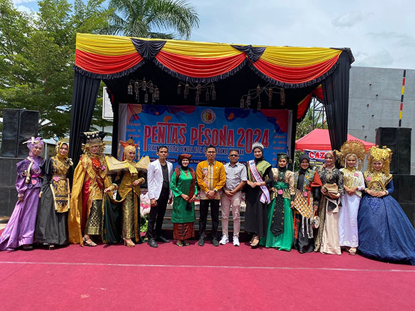 FOTO BERSAMA—Penutupan pentas Pesona oleh Kepala Dispora Kota Solok Nurzal Gustim diwarnai dengamn foto bersama.