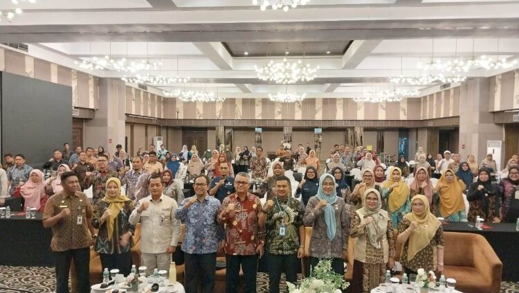 Penyediaan Data dan Informasi Penting untuk Perencanaan Pembangunan 1 FOCUS GROUP DISCUSSION— Asisten II Perekonomian dan Pembangunan Didi Aryadi membuka acara Focus Group Discussion (FGD) Data dan Informasi Perencanaan Pembangunan Daerah di salah satu hotel di Kota Padang, Kamis (28/11).