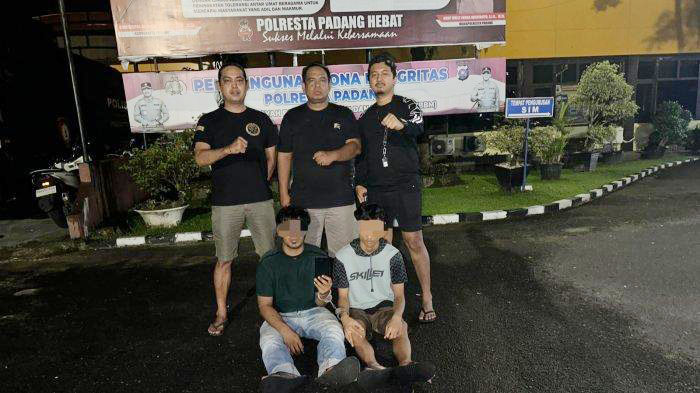 Peras Pengunjung Pantai Padang, 2 Preman Ditangkap, Modusnya Tuduh Korban Mesum 1 MEMERAS— Dua pelaku pemerasan terhadap
pengunjung Pantai Padang ditangkap jajaran
Satreskrim Polresta Padang.
