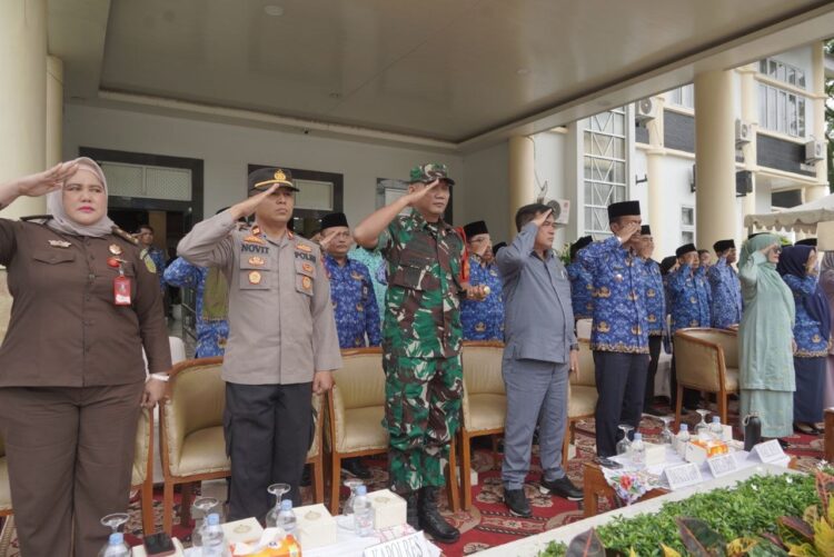 Pesan Pemerintah Pada HUT Korpri, Perkuat Solidaritas Hingga Dukung Program Pemerintah 1 SUASANA— Terlihat suasana upacara peringatan dilaksanakan di Halaman Kantor
Bupati Solok Selatan pada Jumat (29/11).