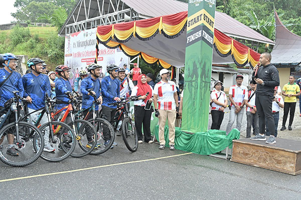 Even Fun Bike dan Criterium Silokek 2024 Berlangsung Meriah, Pesepeda Dilepas Langsung oleh Plt. Gubernur Sumbar 1 PELEPASAN PESERTA— Plt Gubernur Sumbar Audy Joinaldy melepas para peserta Event Fun Bike dan Criterium Silokek 2024, yang berlangsung di Kabupaten Sijunjung, Sabtu (2/11).