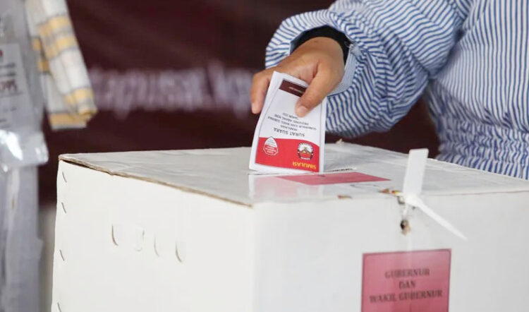 ILUSTRASI— Pemilih memasukkan surat suara Pilkada Serentak 2024 yang sudah dicoblos.