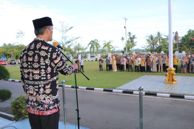 Pj Wali Kota Pariaman Roberia, Pimpin Apel Gabungan Pejabat Eselon di Pemko Pariaman 1 PIMPIN—Penjabat (Pj) Wali Kota Pariaman, Roberia saat pimpin Apel Gabungan Pejabat Eselon II, III dan IV yang ada di jajaran Pemerintah Kota Pariaman, di halaman kantor Balaikota Pariaman, Kamis (28/11).