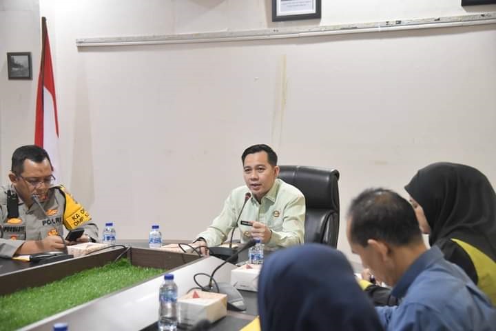 Pimpin Rakor Bahas Berbagai Hal, Pj Wako Fauzan Hasan Ingatkan Lagi ASN untuk Netral 1 ARAHAN—Penjabat (Pj) Wali Kota Sawahlunto Fauzan Hasan, berikan arahan saat memimpin rapat koordinasi bersama Forkopimda dan jajaran pimpinan perangkat daerah terkait.